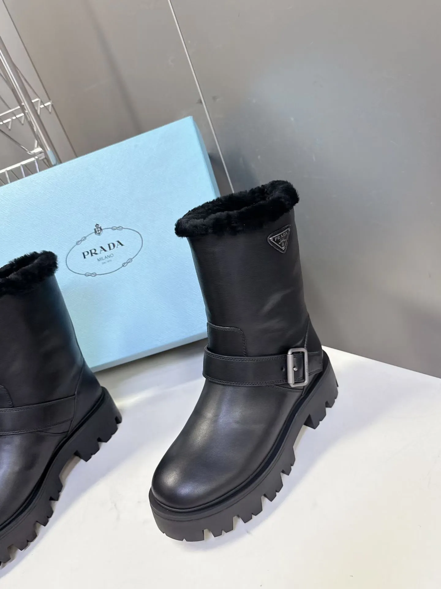 👟👟Ex-factory price 660👟👟 PRADA Prada's latest fall and winter triangular logo slip-on furry boots. There are many celebrities and Internet celebrities. A series that cannot be bought in winter. It is definitely this year's big hit. It is very good-looking. Simple upper design. Highly brand-recognizable triangle logo embellishment. Full of details. The upper foot is large and slim, and the legs are slim. This piece is just right. The outsole height is 5CM, which can instantly increase your height. It is a perfect tool for heightening. The whole series uses a variety of imported materials: polished and waxed calf leather, high mercerized cow suede, real wool lining, super warm, original combined rubber foam outsole, light and comfortable, Size: 35-41 (40 41 customized, non-refundable) 3044